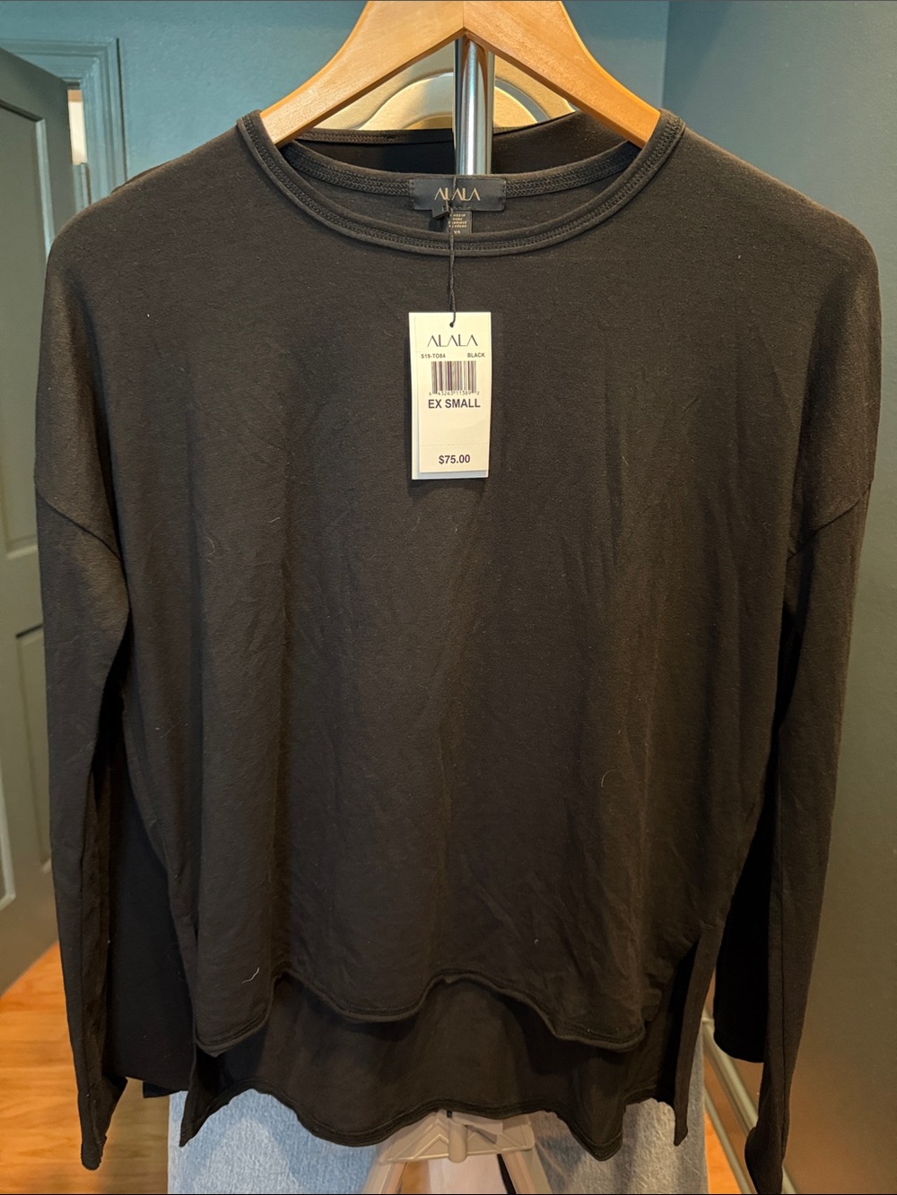 Alala women’s high low LS top